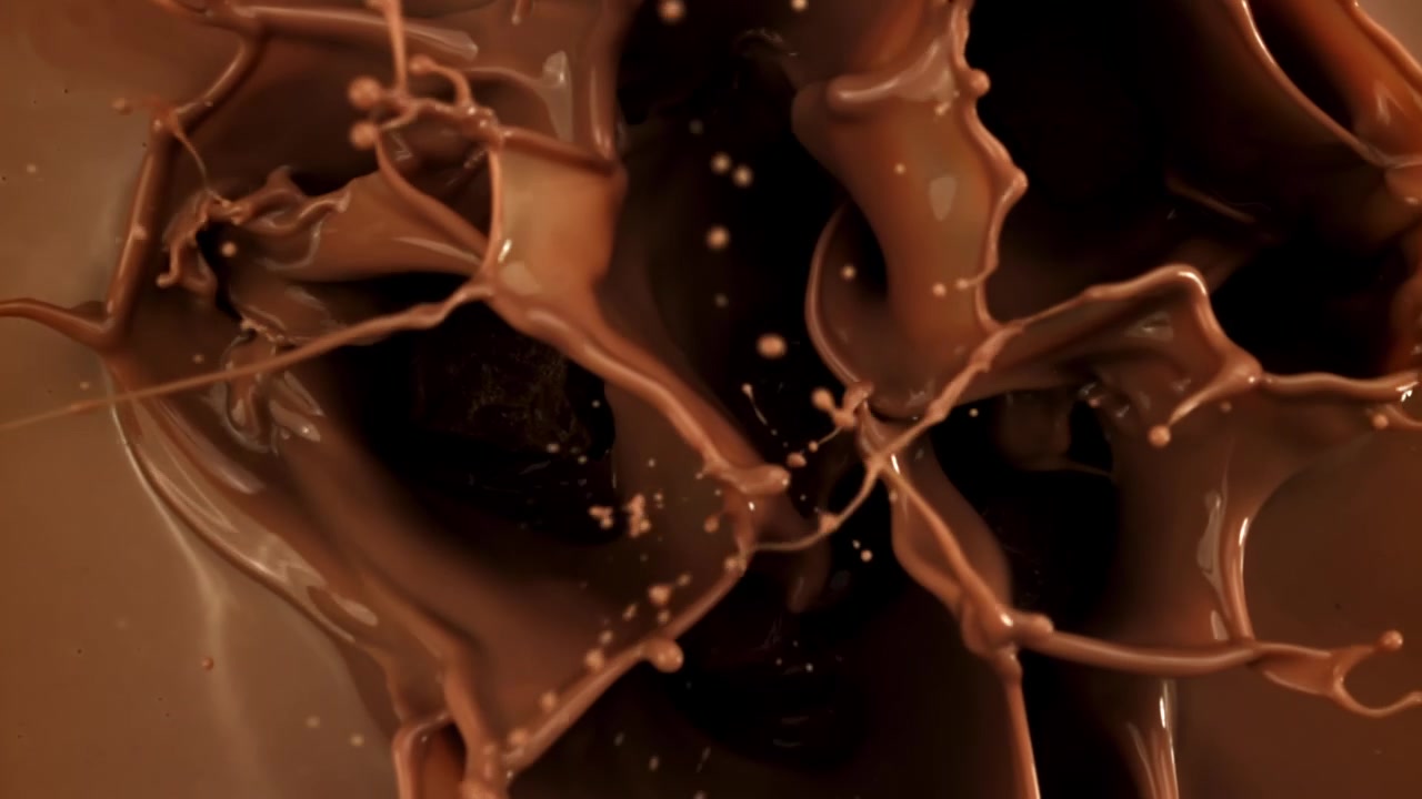 Pedaços de Chocolate Respingando em Chocolate Derretido em Câmera Lenta