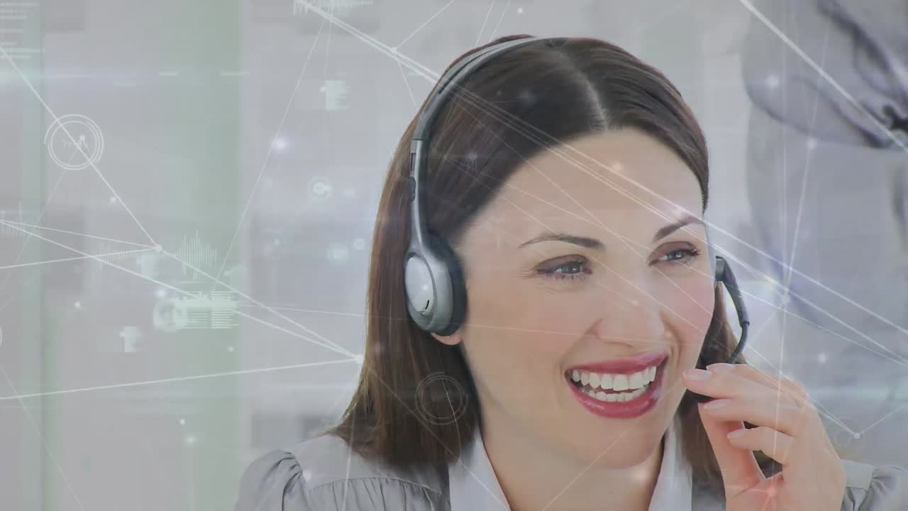 Animação de rede de conexões sobre consultora caucasiana feliz