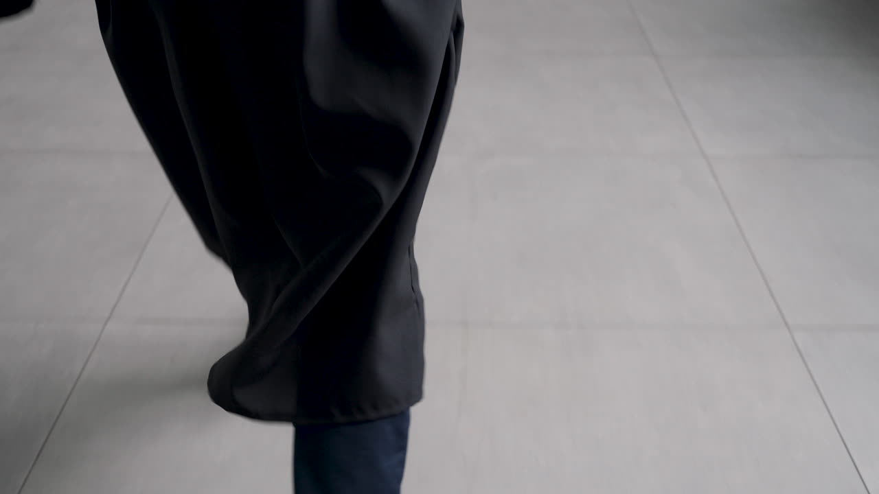 маленький мальчик бежит по коридору в школе