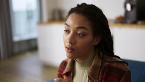 Mujer-Afroamericana-Exhausta-Que-Se-Quita-Los-Anteojos-Y-Se-Acuesta-En-El-Sofá