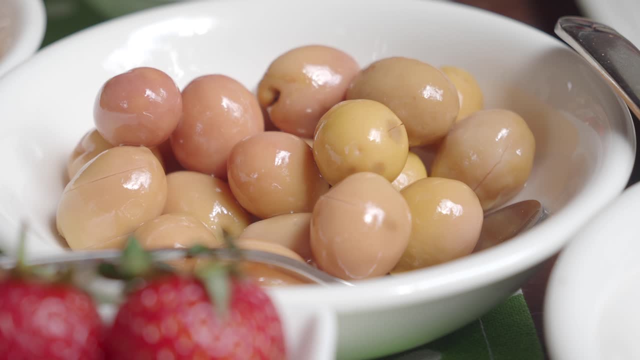 aceitunas verdes en un cuenco blanco