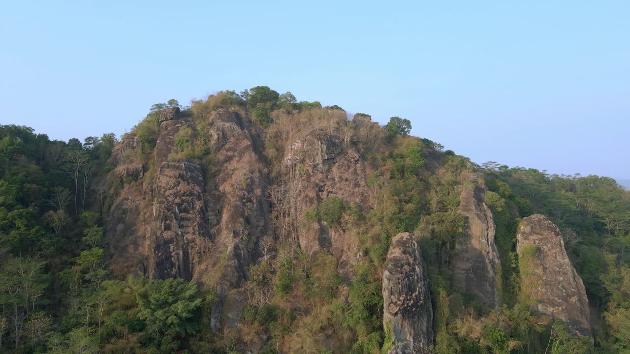 vista aérea de las rocas prehistóricas que forman montañas