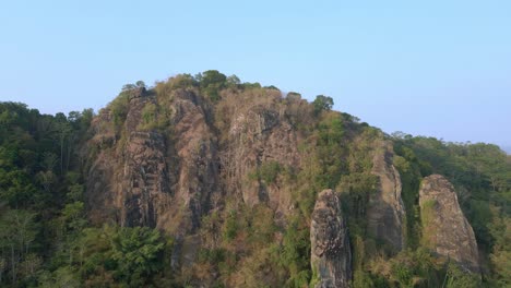 vista aérea de las rocas prehistóricas que forman montañas