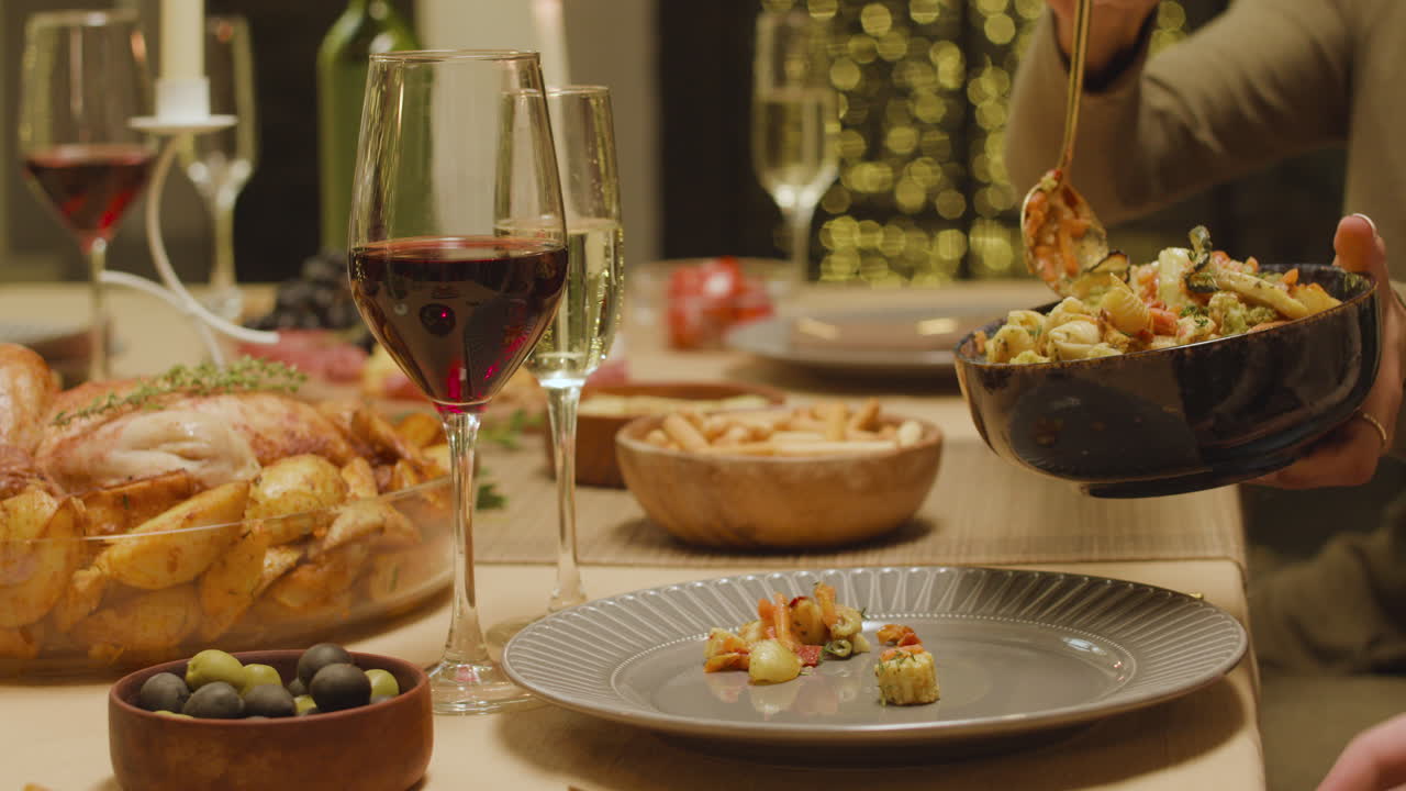 친구에게 샐러드를 제공하는 여자