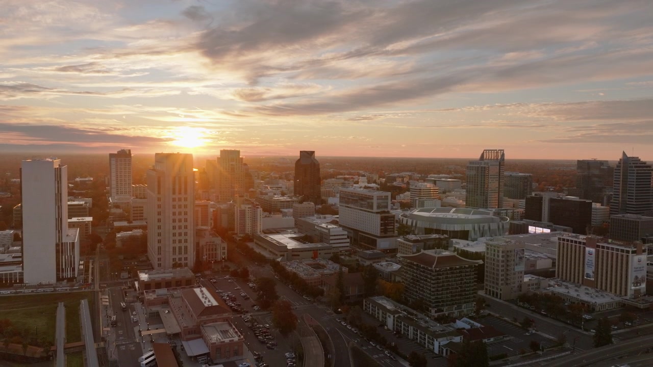 Revelação aérea por drone do centro de Sacramento, durante a Hora Dourada, 4K UHD