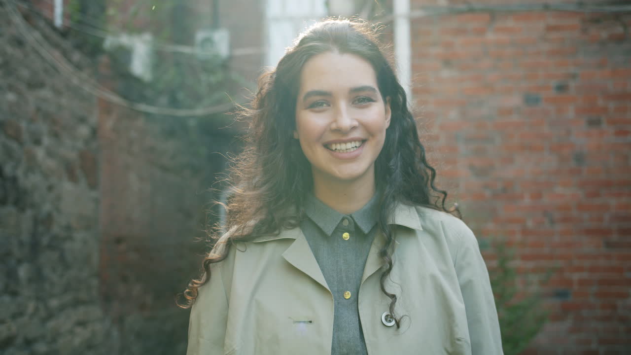Giovane donna sorridente all'aperto