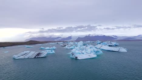 Eisbrocken-Schwimmen-In-Der-Gletscherlagune-Jökulsarlon-In-Südisland