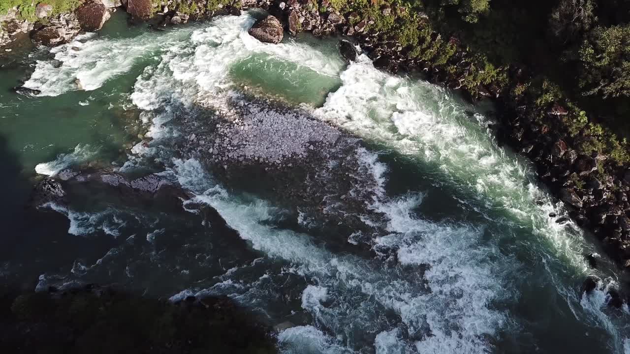 Vista aérea desde ojo de pájaro del deshielo y el agua del río bajo los Andes chilenos