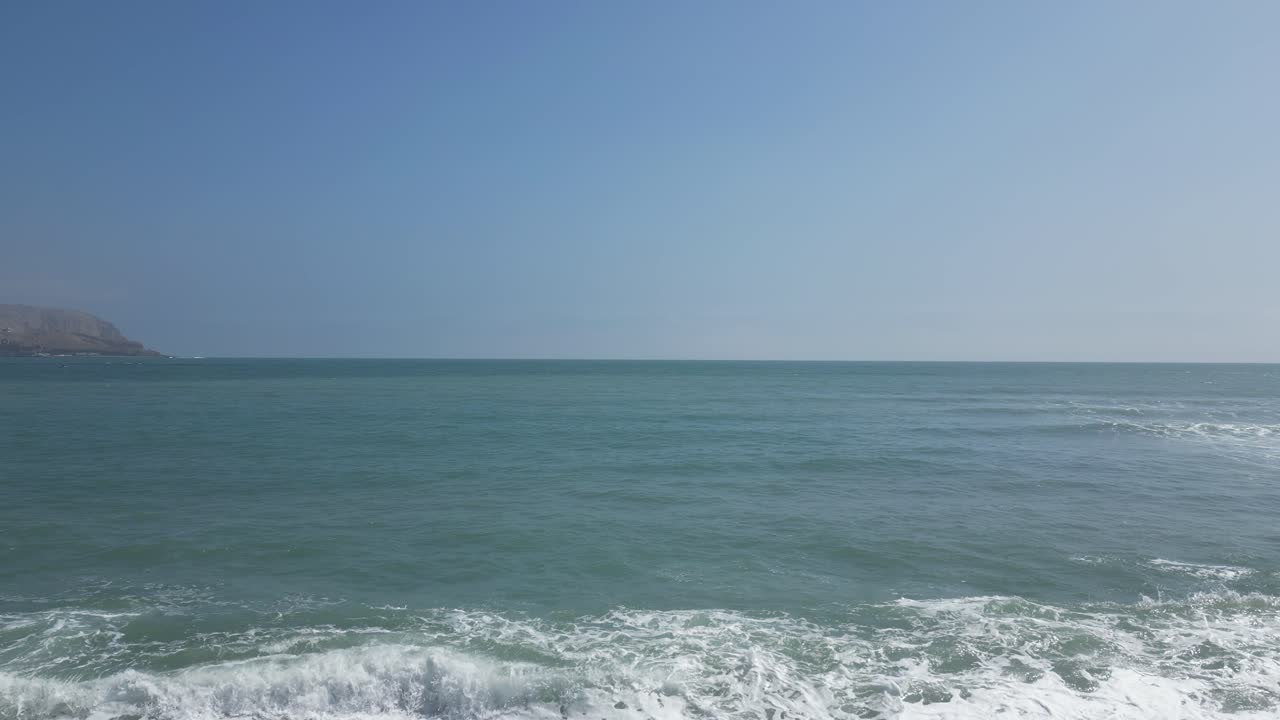 miraflores에서 해변의 공중 돌리 샷