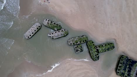 vista aérea de las ruinas del puerto de mulberry de la segunda guerra mundial en arromanche normandía francia