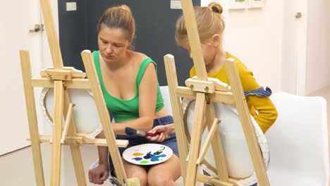 madre e hija pintando juntas