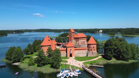 Burg-Trakai-Im-Gale-See,-4K-Kino-Luftaufnahme---Trakai---Litauen