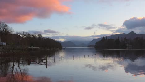 영국 데르워터 레이크 디스트릭트 (derwentwater lake district) 의 홍수 지역에서 해가 지는 동안의 영화 장면