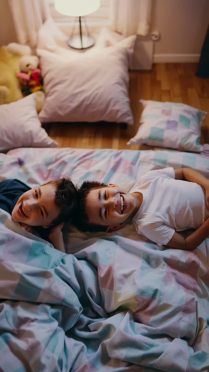 Gioco e relax dei bambini in camera da letto