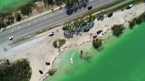 Vogelperspektive-Auf-Das-Boot,-Das-An-Der-Indian-Key-Boat-Ramp-In-Den-Florida-Keys-Zu-Wasser-Gelassen-Wird