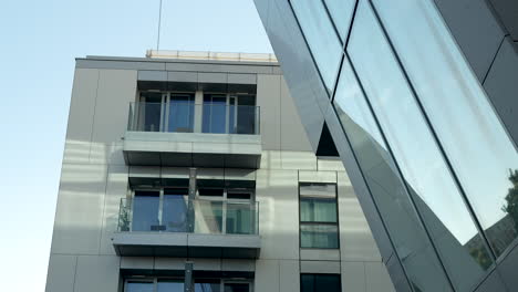 Modernes-Gebäude-Mit-Balkonen-Und-Kontrastierender-Glasfassade