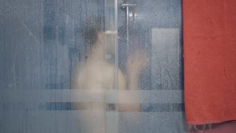 hombre tomando una ducha.