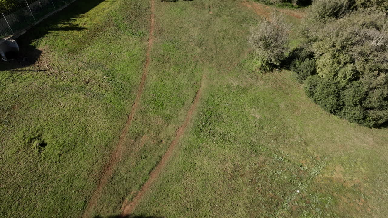 ciclistas de montaña viajan a lo largo de un sendero de tierra a través de un campo de hierba