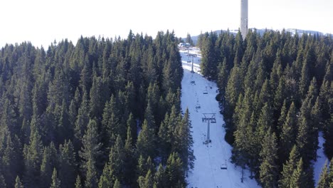 vista aérea de un ascensor de esquí en el balneario de invierno de pamporovo en la montaña rodope en bulgaria