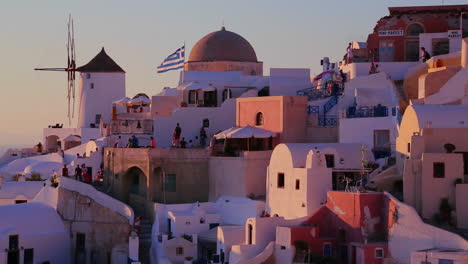 Edificios-Blancos-Y-Molinos-De-Viento-Se-Alinean-En-Las-Laderas-De-La-Isla-Griega-De-Santorini-Al-Atardecer-3