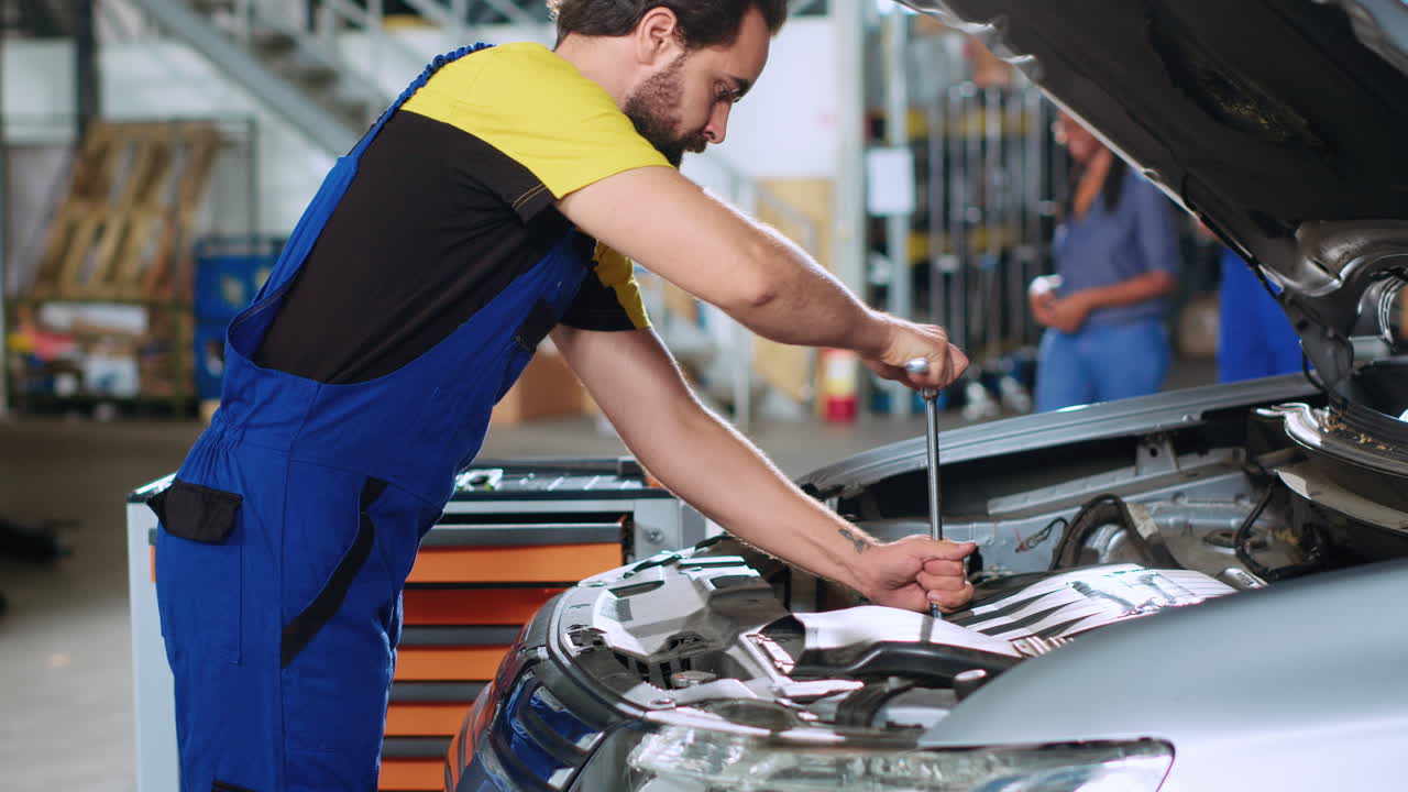 el militar en el servicio de automóviles usa la llave inglesa