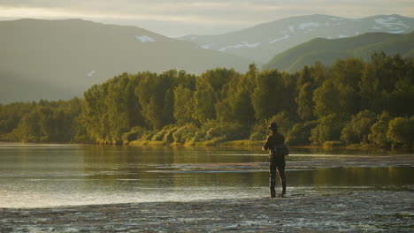 Fischer-Wirft-Seine-Angel-In-Den-Bergen-Norwegens-Aus