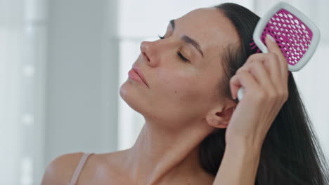 Mujer-De-Pelo-Ventoso-Cepillando-El-Retrato-Del-Baño.-Señora-Sonriente-Secando-El-Peinado