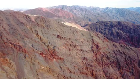 Montañas-Escarpadas-En-El-Desierto-De-Mojave,-California---Toma-Aérea-De-Drones