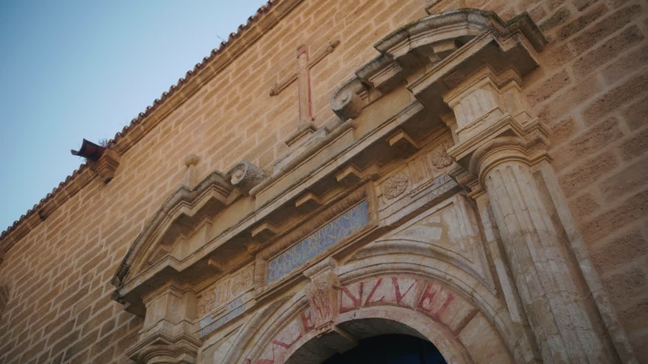 Ingresso dettagliato di chiesa in pietra con colonne intagliate