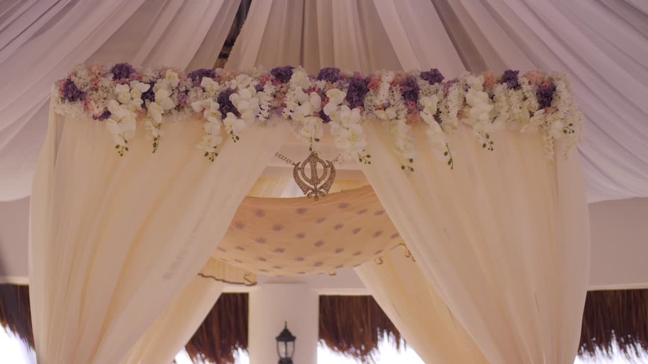 un símbolo religioso que sopla en el viento