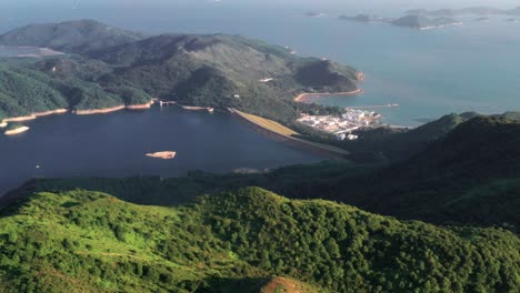 mui wo, hong kong 03 de mayo de 2021: vista superior de la isla de lantau en mui wo, playa de arena marina en un día soleado