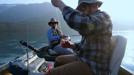 dos pescadores pescando en el río 4k