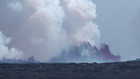 Weite-Aufnahme-Zeigt-Dunkle-Dämpfe-Während-Des-Ausbruchs-Eines-Vulkans-In-Island