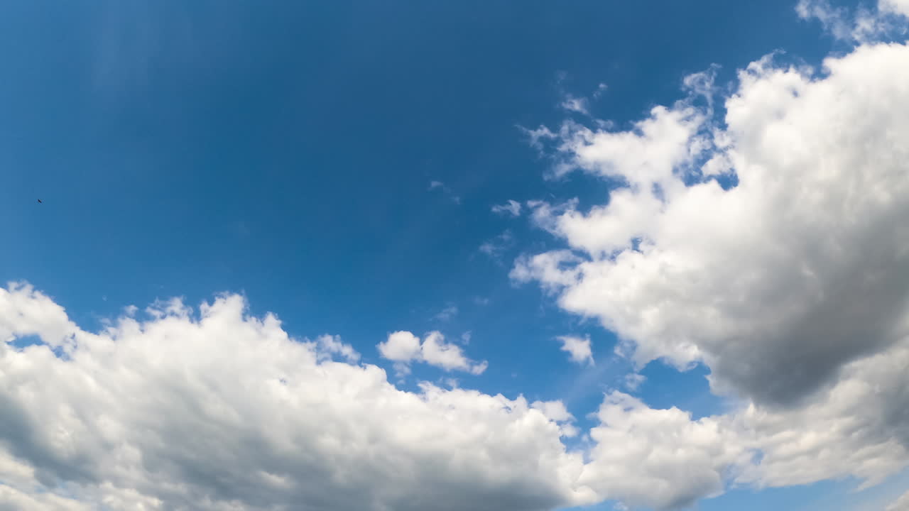 솜 털 구름과 푸른 하늘