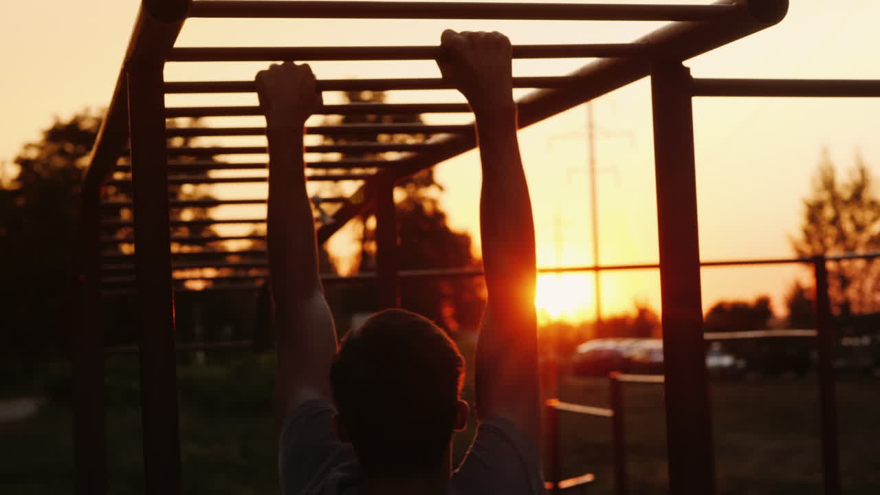 un adolescente está entrenando en las escaleras tocando los travesaños entrenamiento callejero y deportes entre los jóvenes