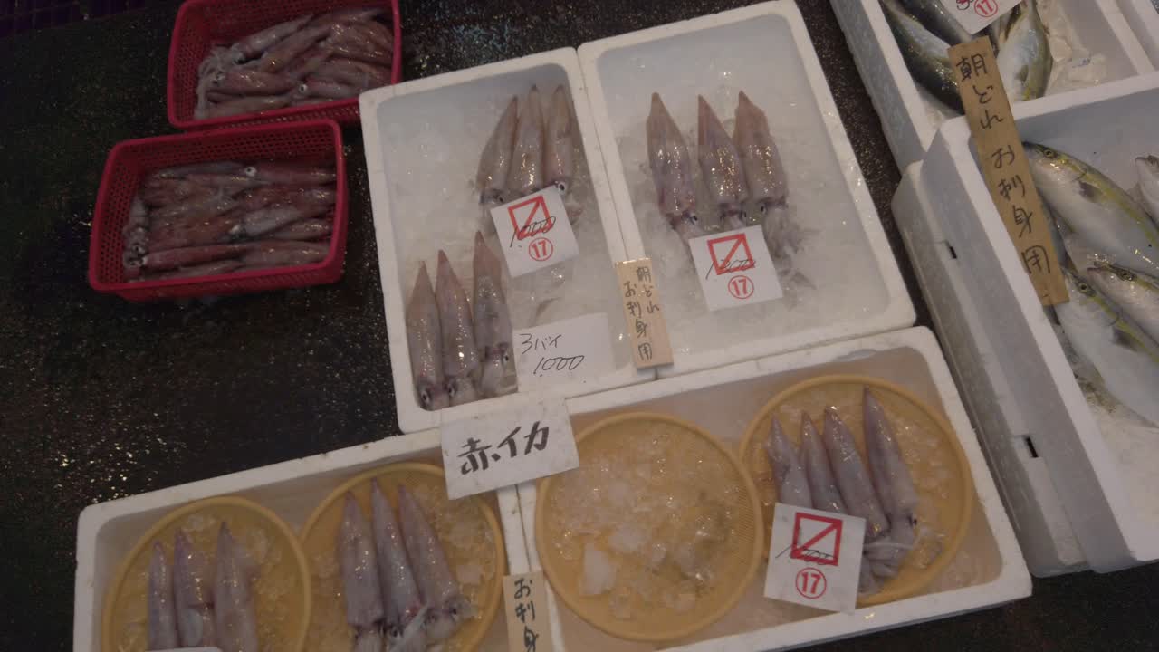 pescado crudo y mariscos locales expuestos para la venta en el mercado japonés local japón alimentos frescos en obama fukui