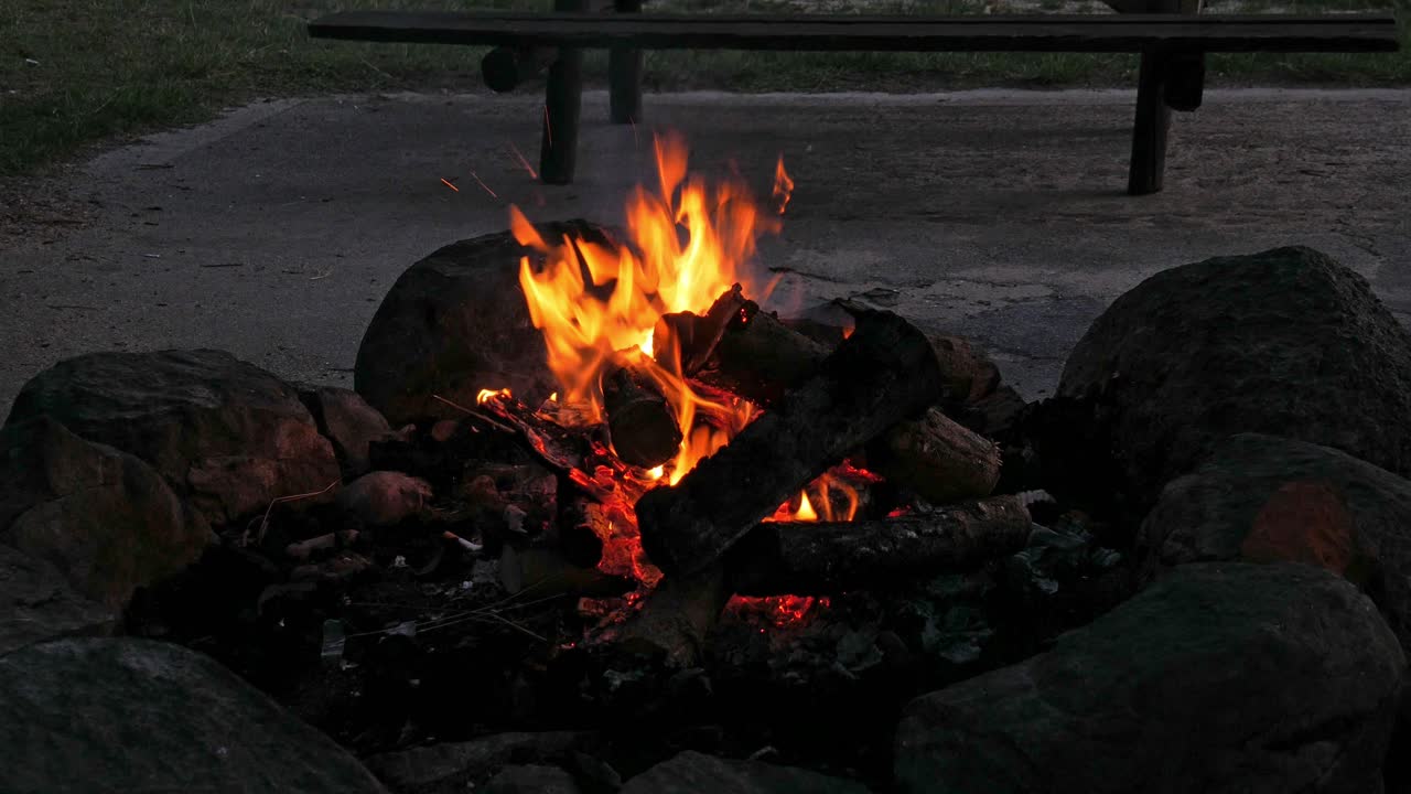 캠프장에서 시작된 모닥불의 중간 샷