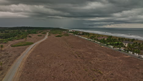 Palo-Grande-Panamá-Antena-V10-Drone-De-Bajo-Nivel-Sobrevuela-Casas-Y-Villas-Frente-A-La-Playa-En-La-Costa-Del-Pacífico-Con-Nubes-De-Tormenta-Oscuras-Y-Ominosas-En-El-Cielo---Rodada-Con-Cine-Mavic-3---Abril-De-2022