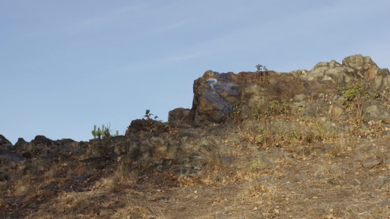 скалистый ландшафт на склоне холма