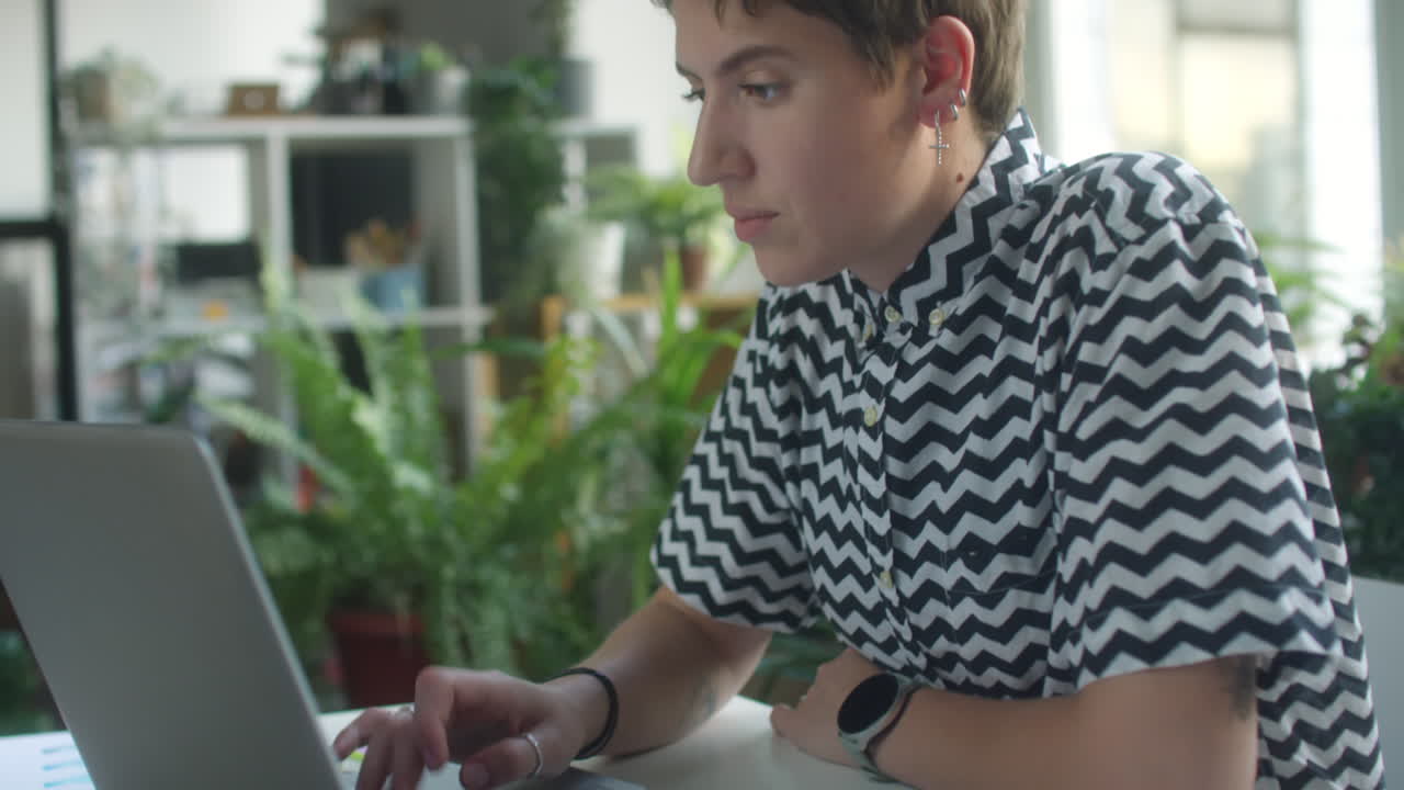 사무실에서 노트북으로 일하는 여자