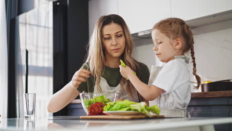 Mutter-Mit-Langen-Haaren-In-Schürze-In-Der-Küche