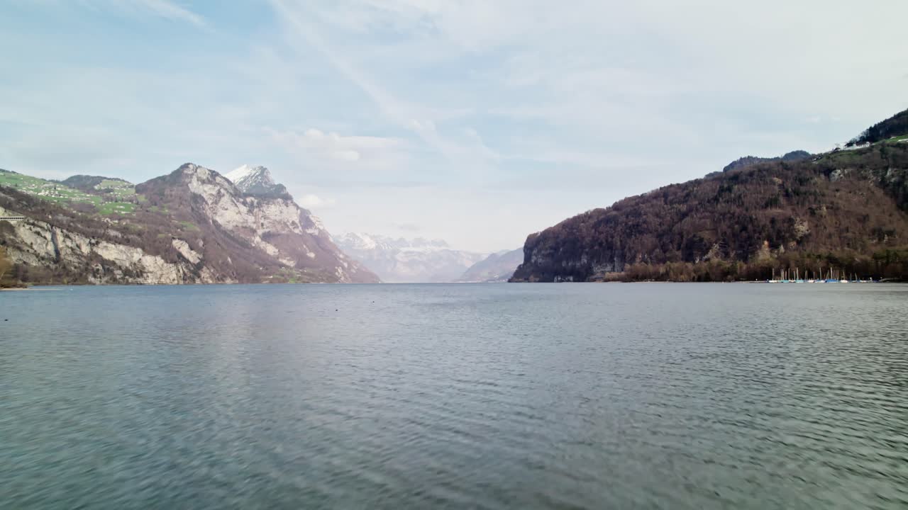 vista desde un avión no tripulado del lago walensee cerca de weissen, suiza