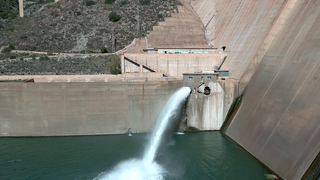 Dam and water reservoir