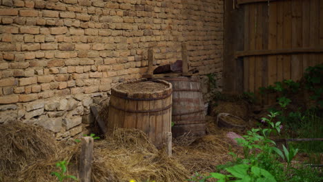 un antiguo establo abandonado en un pueblo