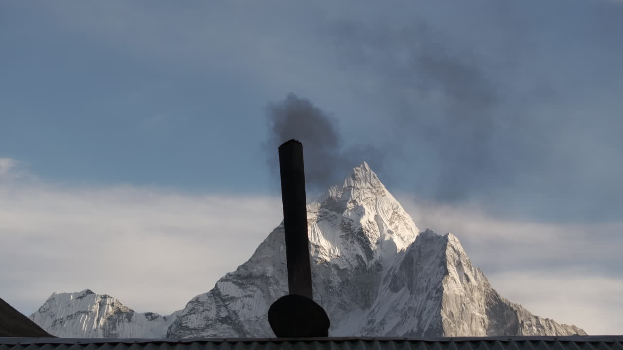 드론은 네팔 에베레스트 베이스 캠프 트렉에서 굴 연기를 포착하여 환경 오염과 기후 변화를 강조합니다.