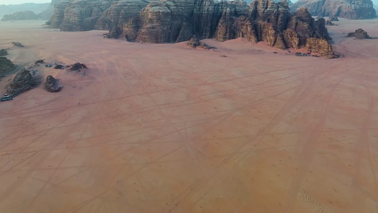 요르단 의 와디 럼 사막 에 있는 모래석 의 공중 사진
