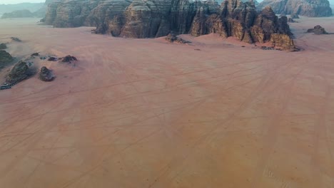 vista aérea de la piedra arenisca en el desierto de wadi rum en jordania