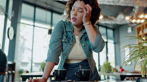 café, mujer negra y camarera cansada