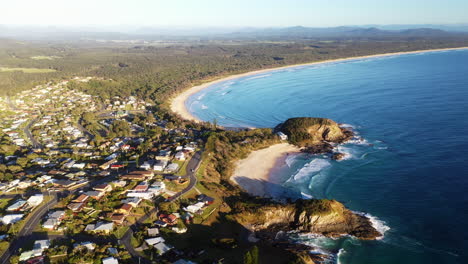 Amplia-Toma-De-Drones-De-La-Ciudad-Y-La-Playa-De-Scotts-Head-En-Australia-Con-Aguas-Azules-Del-Océano-Pacífico