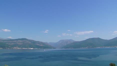 Bucht-Von-Boka-Kotorska,-Berg-Und-Blauer-Himmel-Mit-Einigen-Wolken